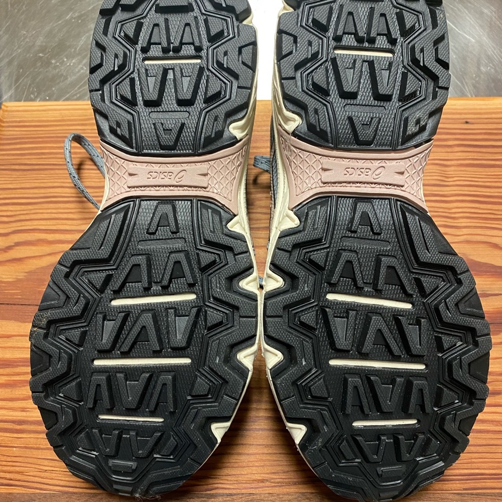 NWT Never worn Asics sneakers - Picture 3 of 4